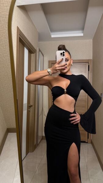 Tek Kol Gold Detaylı Siyah Elbise